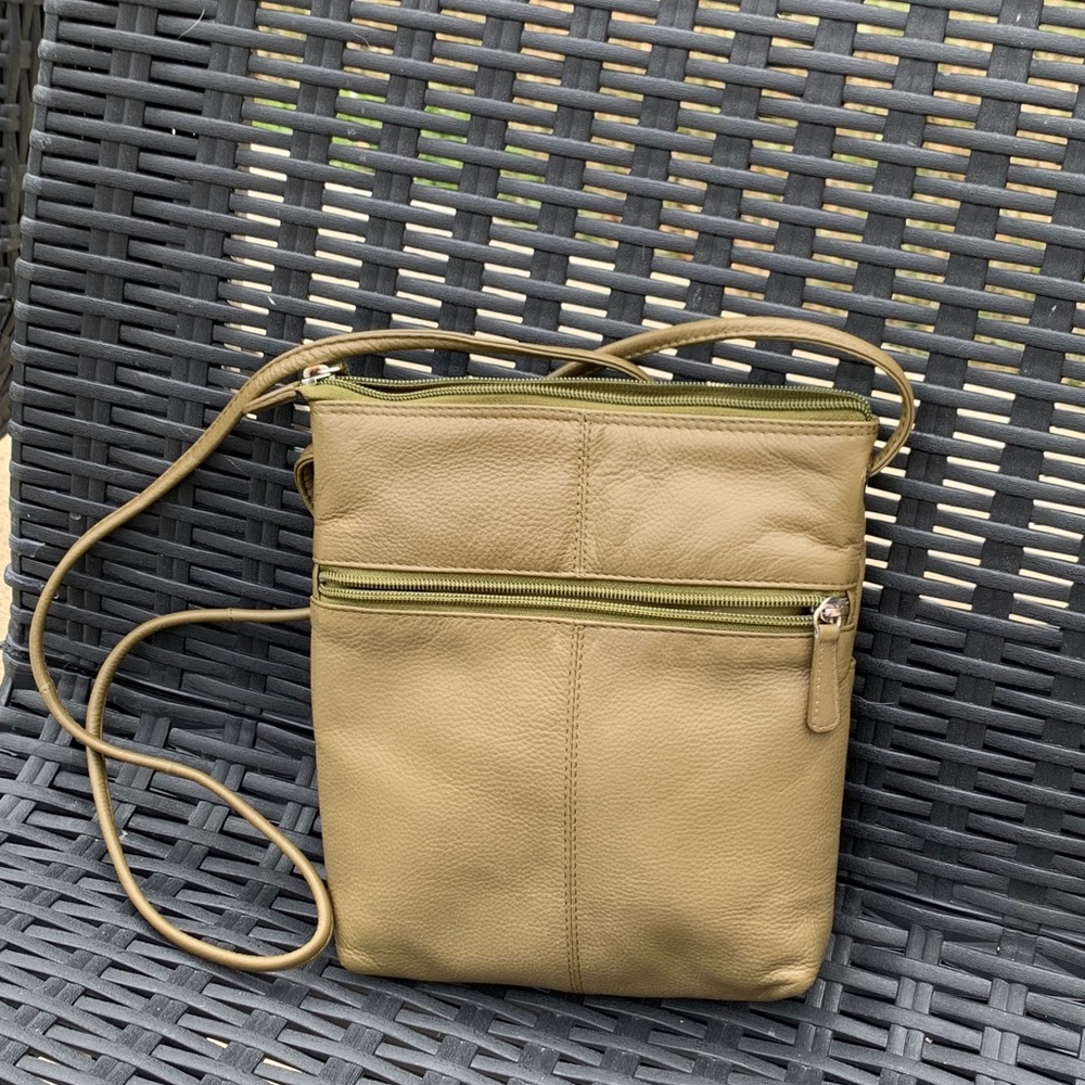 🌈3 for $25🌈 Leather Crossbody in a gorgeous green/gold